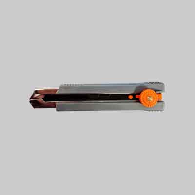 CUTTER SUPER PROFESSIONALE IN ABS GOMMATO CON ROTELLA 25 MM